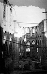 2001-1390-1 Gezicht in de door het Duitse bombardement van 14 mei 1940 getroffen interieur van de Sint -Laurenskerk aan ...