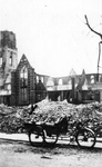 2001-1393 Gezicht op de Hoogstraat met restanten van verwoeste huizen en gebouwen en de verwoeste Sint-Laurenskerk aan ...