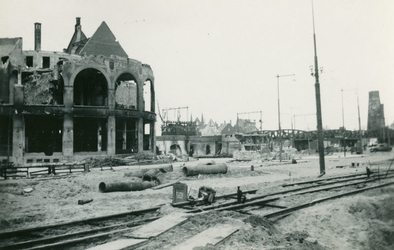 2001-1403 Gezicht op het Hofplein met het verwoeste stationsgebouw Hofplein en café-restaurant Loos als gevolg van het ...