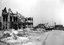 2001-1404 Gezicht op het Hofplein met het verwoeste station Hofplein en café-restaurant Loos, als gevolg van het Duitse ...