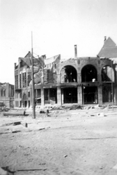 2001-1409 Gezicht op het Hofplein met het verwoeste station Hofplein en café-restaurant Loos, als gevolg van het Duitse ...