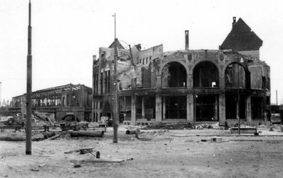 2001-1410 Gezicht op het Hofplein met het verwoeste stationsgebouw Hofplein en café-restaurant Loos als gevolg van het ...