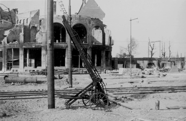2001-1413 Gezicht op het Hofplein met het verwoeste stationsgebouw Hofplein en café-restaurant Loos , als gevolg van ...