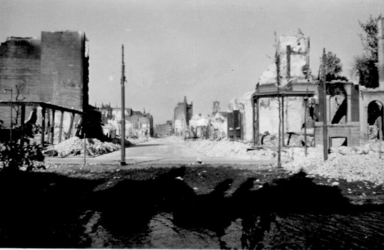 2001-1419 Overzicht van de door het Duitse bombardement van 14 mei 1940 getroffen Aert van Nesstraat,vanaf de ...