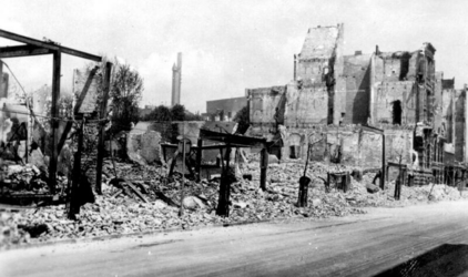2001-1421 Als gevolg van het Duitse bombardement van 14 mei 1940. Overzicht van de Aert van Nesstraat. Op de ...