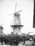 2001-1424 Gezicht op het Oostplein met marcherende mariniers, op de achtergrond molen de Noord.