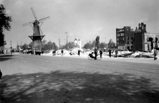 2001-1425 Gezicht op de door het Duitse bombardement van 14 mei 1940 getroffen omgeving van het Oostplein met molen de ...