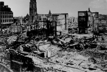 2001-1430 Gezicht op de door het Duitse bombardement van 14 mei 1940 getroffen omgeving van de Hoogstraat. Op de ...