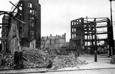 2001-1441-1 Restanten van de winkelpanden van Bervoets ( links ) en Wassen ( rechts ), na het Duitse bombardement van ...