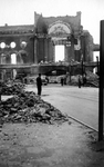 2001-1462 Puinresten als gevolg van het Duitse bombardement van 14 mei 1940. De Botersloot met het stadhuis aan de ...