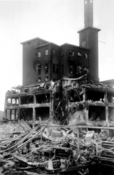 2001-1471 Gezicht op de door het Duitse bombardement van 14 mei 1940 getroffen omgeving van de Hugo de Grootstraat. Als ...