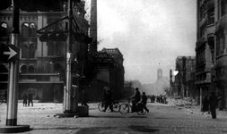 2001-1480 Gezicht in de door het Duitse bombardement van 14 mei 1940 getroffen Van Oldenbarneveltstraat. Restanten van ...