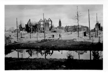 2001-1483 Overzicht van de door het Duitse bombardement van 14 mei 1940 getroffen Aert van Nesstraat, vanaf de ...