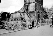 2001-1486 Gezicht in de door het Duitse bombardement van 14 mei 1940 getroffen Vrouw-Jannestraat. Met restanten van ...