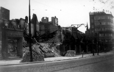2001-1497 Gezicht op de door het Duitse bombardement van 14 mei 1940 getroffen Pompenburgsingel met de restanten van ...