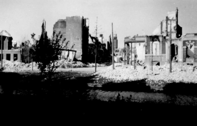 2001-1498 Gezicht in de door het Duitse bombardement van 14 mei 1940 getroffen Aert van Nesstraat, vanaf de ...