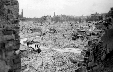 2001-1502 Gezicht op de door het Duitse bombardement van 14 mei 1940 getroffen omgeving van en nabij de Jan van ...