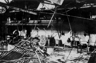2001-1531 Gezicht in de door het Duitse bombardement van 14 mei 1940 getrofffen fabriek van C. Jamin aan de Hugo de ...