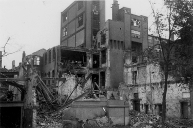 2001-1532 Gezicht op de door het Duitse bombardement van 14 mei 1940 getrofffen Hugo de Grootstraat. Restanten van de ...
