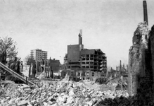 2001-1548 Gezicht op de door het Duitse bombardement van 14 mei 1940 getroffen omgeving van de Boomgaarddwarsstraat. Op ...