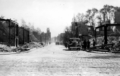 2001-1575 De Kruisstraat met rechts de ingang van de verwoeste Diergaarde en verder restanten van huizen en gebouwen ...