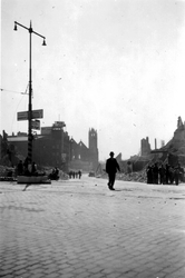 2001-1576 De Kruiskade met verwoeste huizen en gebouwen, op de achtergrond de verwoeste NH Westerkerk als gevolg van ...