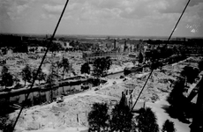 2001-1579 Gezicht op de door het Duitse bombardement van 14 mei 1940 getroffen gebied bij de Nieuwehaven met de ...