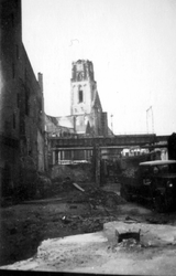 2001-1584 Puinresten van gebouwen als gevolg van het Duitse bombardement van 14 mei 1940. De Gedempte Botersloot met de ...