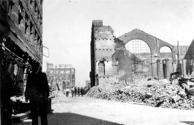 2001-1599 Gezicht op de door het Duitse bombardement van 14 mei 1940 getroffen Hoogstraat vanaf de Korte Hoogstraat, ...
