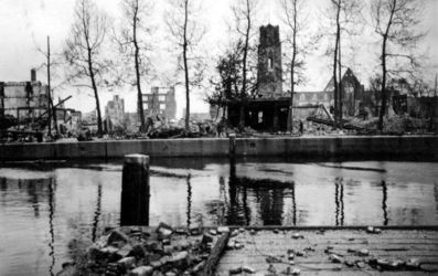 2001-1611 Puinresten van gebouwen als gevolg van het Duitse bombardement van 14 mei 1940. Gezicht op de Noordblaak. De ...