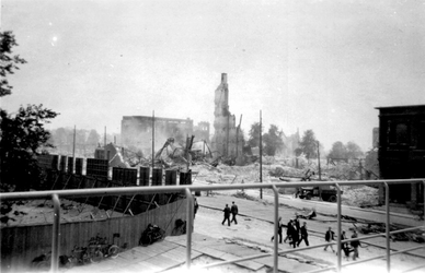 2001-1636 Gezicht op de door het Duitse bombardement van 14 mei 1940 getroffen Schiedamsedijk. Vanaf het HBU-gebouw ( ...