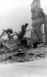 2001-1638 Gezicht op de door het Duitse bombardement van 14 mei 1940 getroffen Schiedamsedijk ter hoogte van de ...