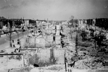 2001-1640 Gezicht op de door het geallieerde bombardement van 31 maart 1943 getroffen Schiedamseweg met verwoeste ...