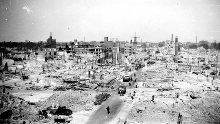 2001-1656 Gezicht op de door het Duitse bombardement van 14 mei 1940 getroffen omgeving van de Hoogstraat. Op de ...