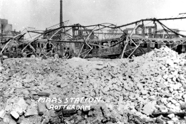 2001-1683 Gezicht op de door het Duitse bombardement van 14 mei 1940 getroffen Oosterkade met een vernielde trein op ...