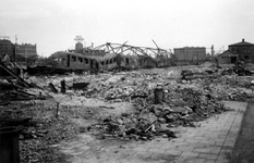 2001-1686-1 Gezicht op de door het Duitse bombardement van 14 mei 1940 getroffen Oosterkade met kapotte trein op het ...
