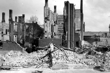2001-1690 Gezicht op de door het Duitse bombardement van 14 mei 1940 getroffen Noordsingel. Met verwoeste huizen en ...