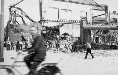 2001-1702 Puinresten na het bombardement van 14 mei 1940. De Coolsingel met de ingang van de Doelen.