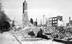 2001-1715 Gezicht op de door het Duitse bombardement van 14 mei 1940 getroffen Goudsesingel. Uit het westen gezien. Op ...