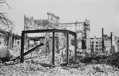 2001-1725 Gezicht op de door het Duitse bombardement van 14 mei 1940 getroffen Botersloot met het interieur van het ...