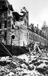 2001-1737 Gezicht op de door het Duitse bombardement van 14 mei 1940 getroffen zijkant van het stadhuis. Als gevolg van ...