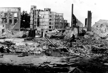 2001-1750 Gezicht op de door het Duitse bombardement van 14 mei 1940 getroffen omgeving van de Kaasmarkt met restanten ...