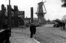 2001-1760 Gezicht op de door het Duitse bombardement van 14 mei 1940 getroffen Oostplein met links de Marinierskazerne ...