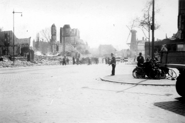 2001-1761 Gezicht op de door het Duitse bombardement van 14 mei 1940 getroffen omgeving van het Oostplein. Op de ...