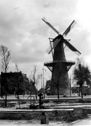 2001-1762 Gezicht op de door het Duitse bombardement van 14 mei 1940 getroffen en geraseerde Oostplein met de gespaard ...