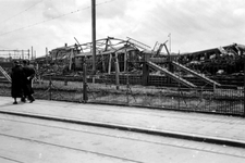 2001-1787 Gezicht op de door het Duitse bombardement van 14 mei 1940 getroffen Oosterkade met een vernielde trein op ...