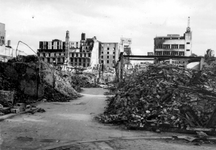 2001-1791 Gezicht in de door het Duitse bombardement van 14 mei 1940 getroffen Pannekoekstraat. Uit het noorden. Op de ...