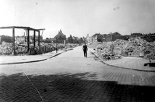 2001-1799 Gezicht in de door het Duitse bombardement van 14 mei 1940 getroffen Rozenburgstraat bij de Lusthofstraat. ...
