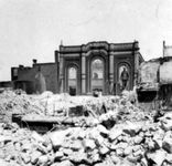 2001-1801 Gezicht op de door het Duitse bombardement van 14 mei 1940 getroffen Hoveniersstraat met een vernielde ...