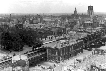 2001-1803 Overzicht vanaf het Witte Huis: op de door het Duitse bombardement van 14 mei 1940 getroffen omgeving bij het ...